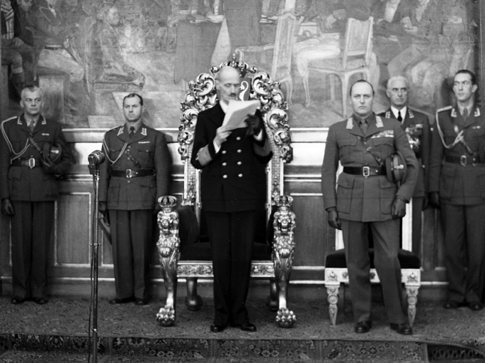 Gonagas Haakon lohká Truvdnosártni Stuoradikki rahpamis 1947. Govva: NTB / Scanpix